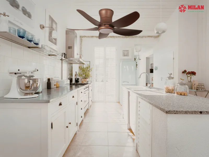 Quạt trần cánh nhựa mini giúp tối ưu không gian và tiết kiệm điện.